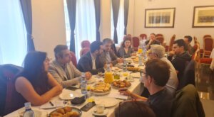 José Muñoz del PSPV en un desayuno informativo sobre la DANA y la reconstrucción.