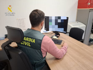 Agente de la Guardia Civil trabajando en un caso de hurtos a ancianos