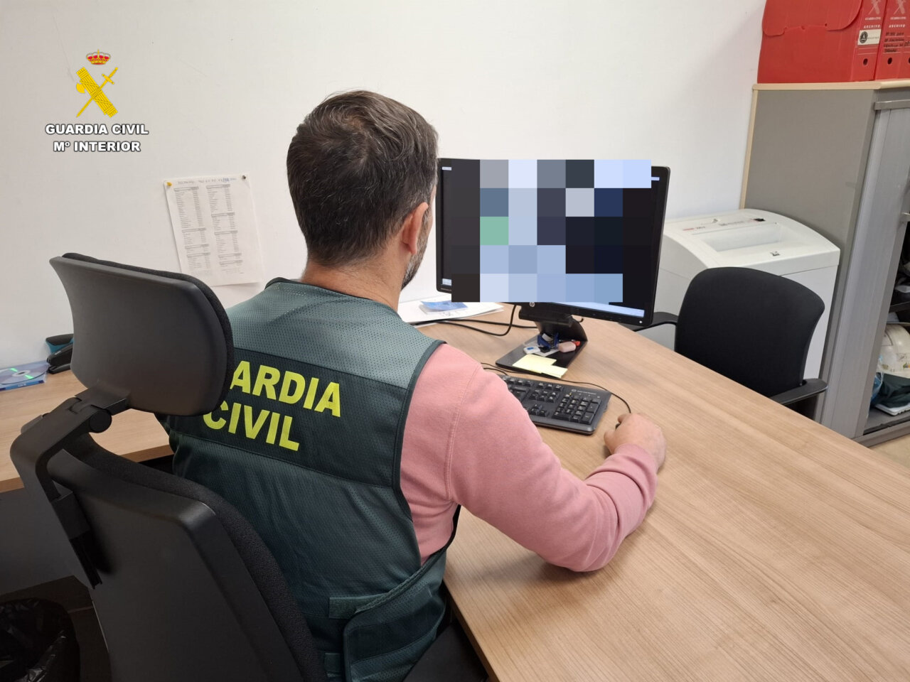 Agente de la Guardia Civil trabajando en un caso de hurtos a ancianos