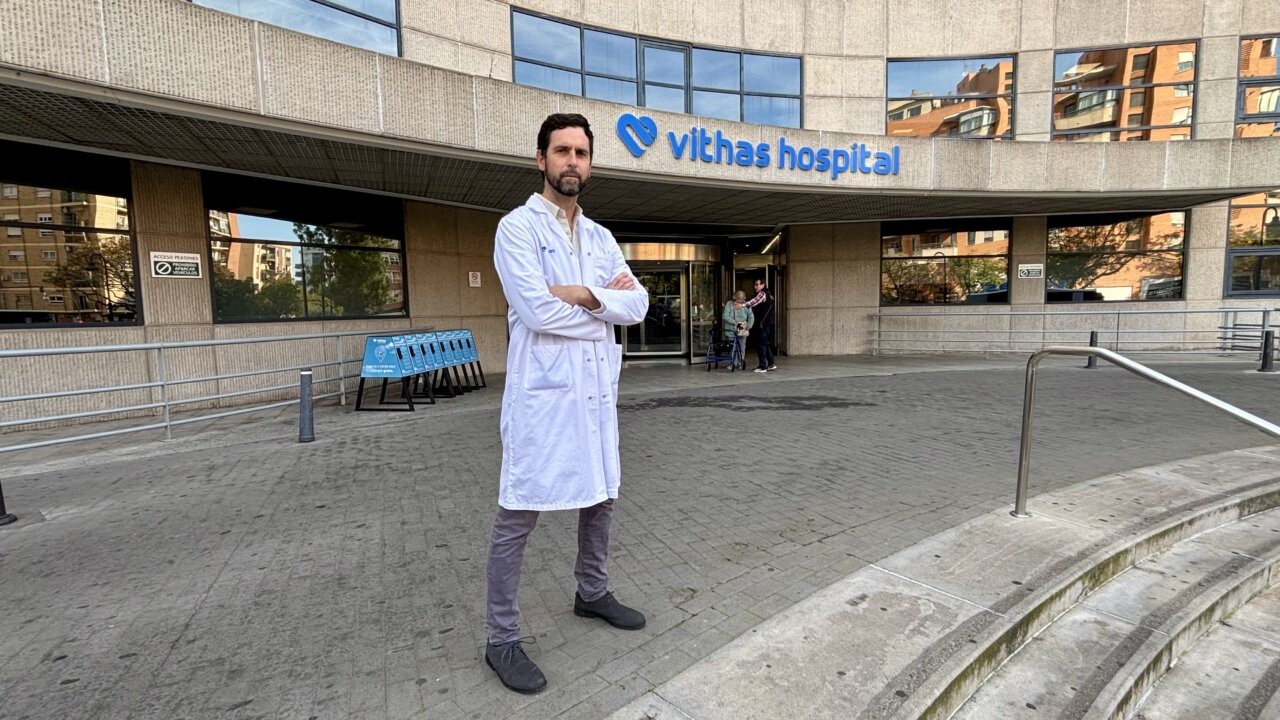 Doctor Marcos Bruna en la entrada del hospital Vithas Valencia