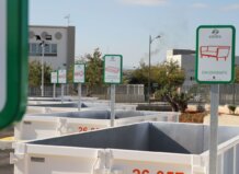 Los ecoparques de Paterna y Alboraia, entre los más usados del área metropolitana de València Contenedores de residuos en el ecoparque de Paterna con señalización