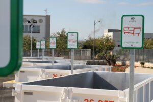 Contenedores de residuos en el ecoparque de Paterna con señalización
