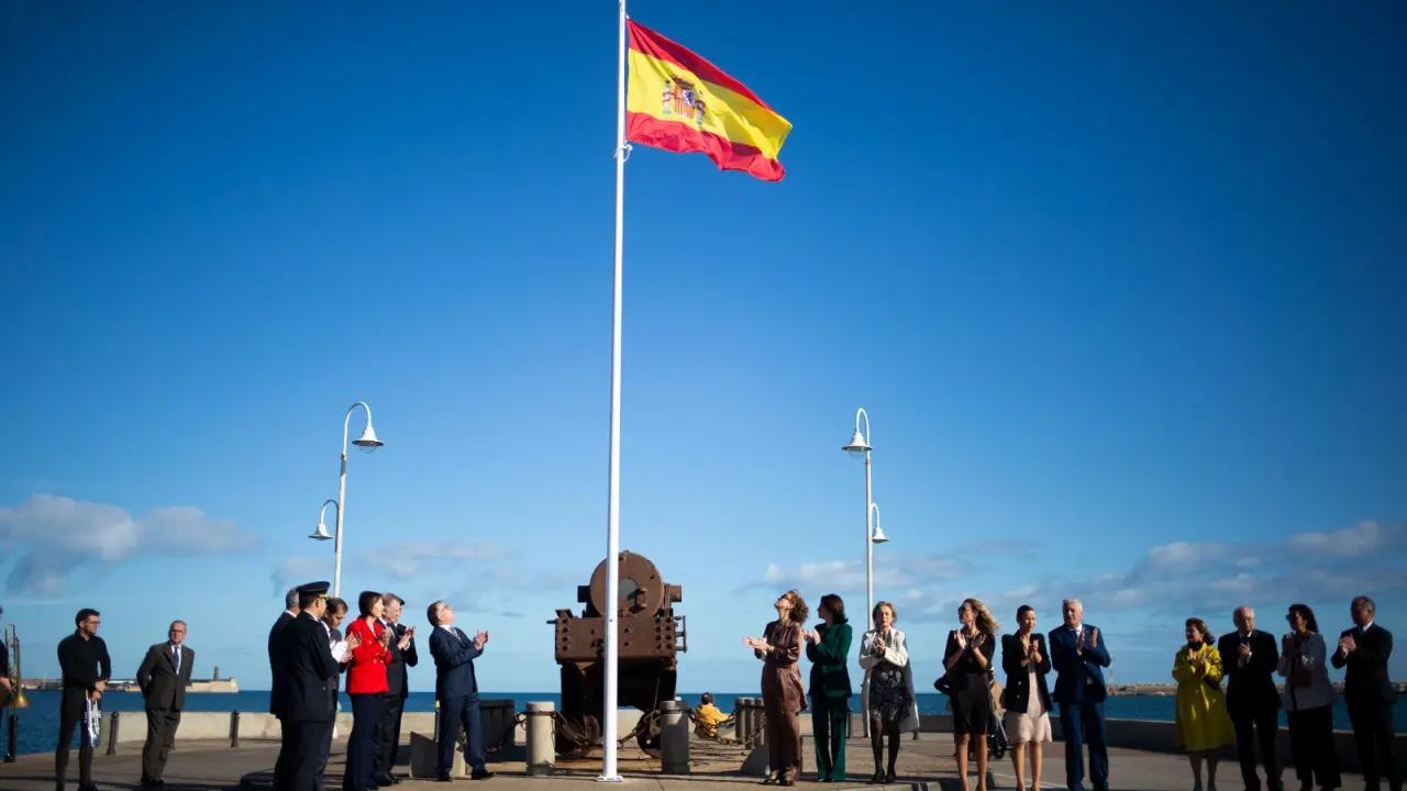 izado bandera de España en Melilla