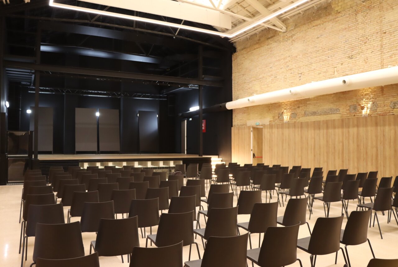 Interior del Teatro El Progrés con asientos y escenario