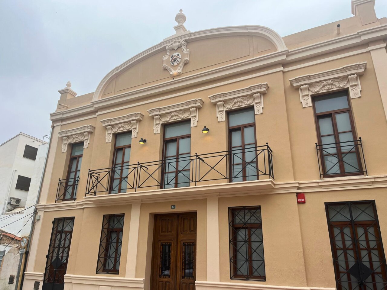 Fachada del Teatro El Progrés en Burjassot tras su rehabilitación