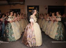 Los espolines de las falleras mayores de València buscan quién los teja en 2027 y 2028 Fallera mayor de València rodeada de falleras en una celebración