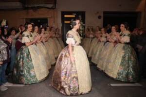 Fallera mayor de València rodeada de falleras en una celebración