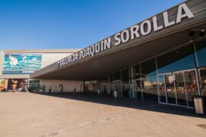 Fachada de la estación Joaquín Sorolla en Valencia