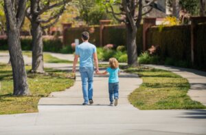 Un padre y su hijo caminando juntos por un sendero