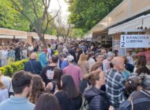 Multitud de personas en la Feria del Libro de Valencia 2026