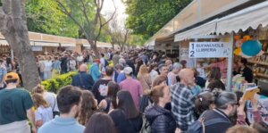 Multitud de personas en la Feria del Libro de Valencia 2026