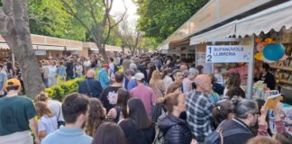 Multitud de personas en la Feria del Libro de Valencia 2026