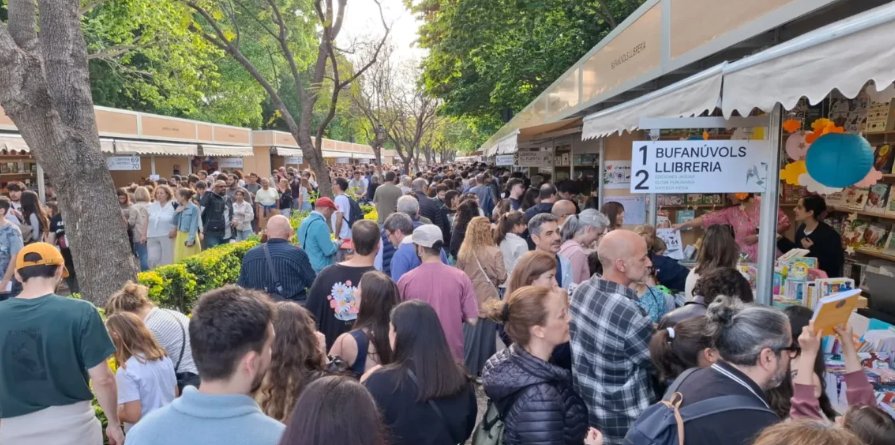 Multitud de personas en la Feria del Libro de Valencia 2026