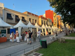 Vista de la feria Foios con estands y visitantes en la Alameda