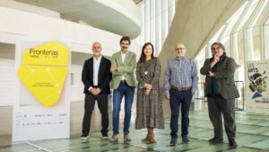Presentación del festival Fronteras en València con varios ponentes