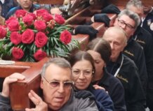 Grupo de personas cargando una cruz decorada con rosas en Valencia