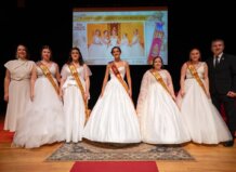 Las fiestas de Moncada abren el plazo para elegir la Reina de 2026 Jóvenes vestidas de blanco con bandas representativas en evento de Moncada