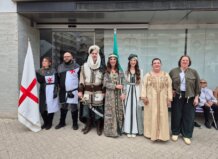 Las calles de Sedaví se vuelcan con unas fiestas de Moros y Cristianos cada vez más multitudinarias Grupo de personas vestidas con trajes tradicionales de Moros y Cristianos en Sedaví