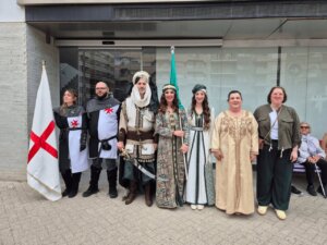 Grupo de personas vestidas con trajes tradicionales de Moros y Cristianos en Sedaví