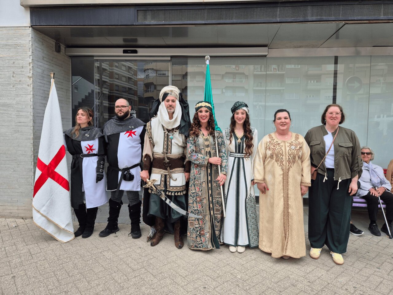Grupo de personas vestidas con trajes tradicionales de Moros y Cristianos en Sedaví