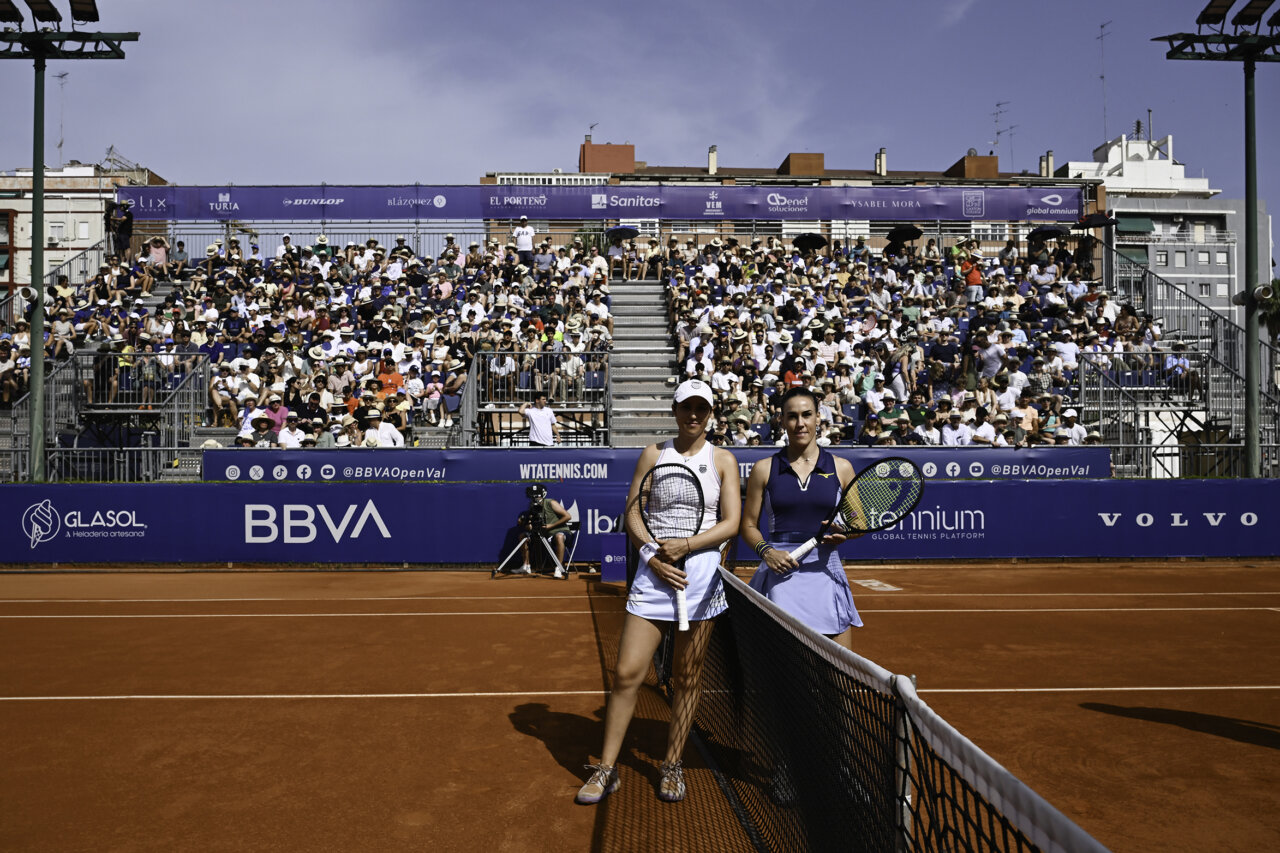 Jugadoras de tenis en la final del torneo en Valencia con público