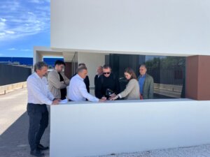 Reunión de autoridades en la firma del tanatorio de Alfafar