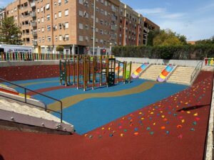 Parque infantil en Foios con juegos y toboganes coloridos
