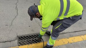 Técnico realizando fumigación en una alcantarilla en Manises
