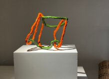 La XVII Biennal Internacional de Ceràmica de Manises reúne 486 obras de 345 artistas de 49 nacionalidades Escultura contemporánea en cerámica con colores vibrantes en exposición