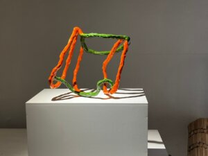 Escultura contemporánea en cerámica con colores vibrantes en exposición