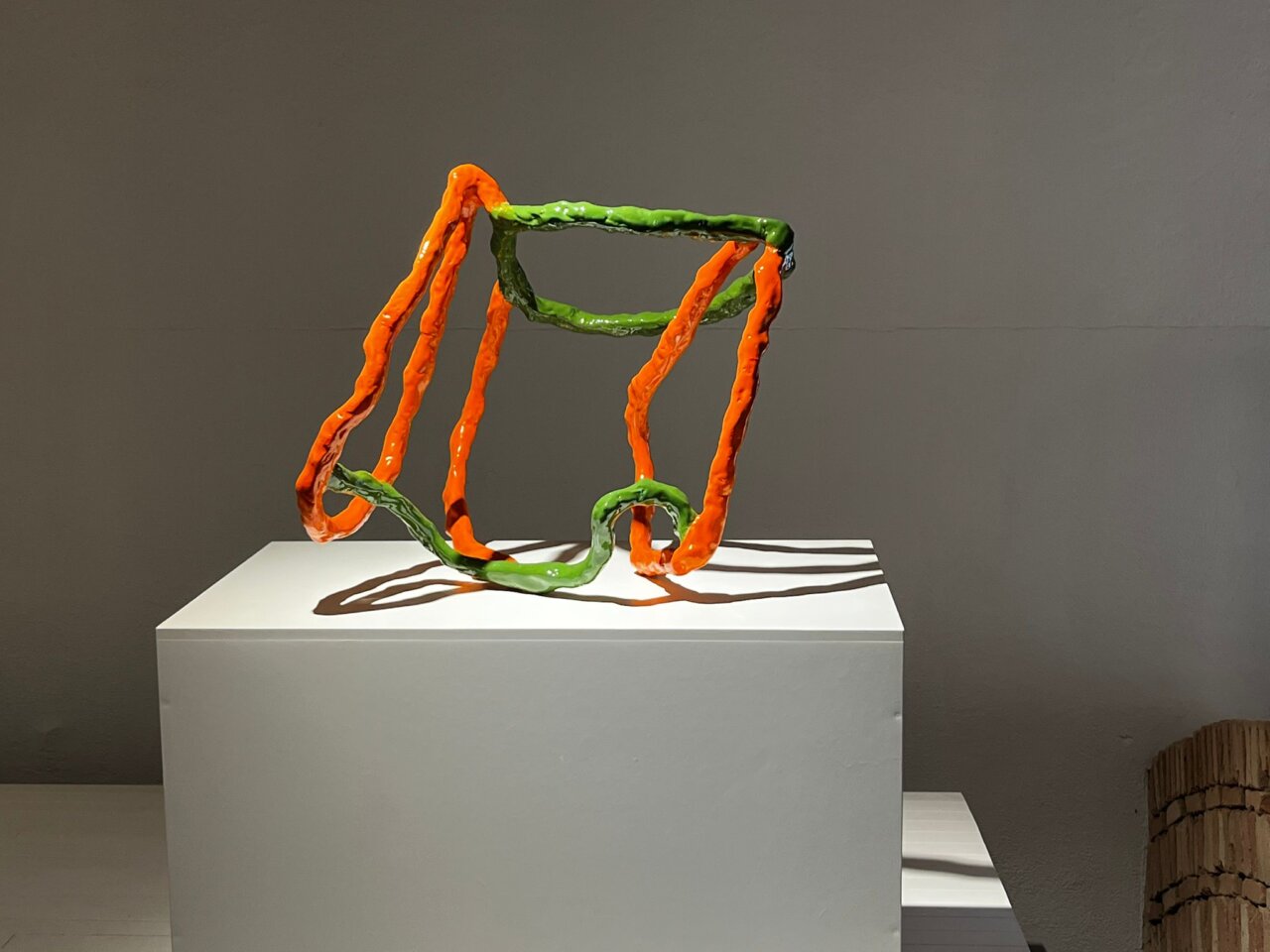 Escultura contemporánea en cerámica con colores vibrantes en exposición