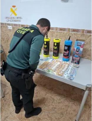 La Guardia Civil detiene en Beniparrell a un hombre sorprendido en un control con cuatro botellas de 'gas de la risa' y más de 2.500 euros en el coche