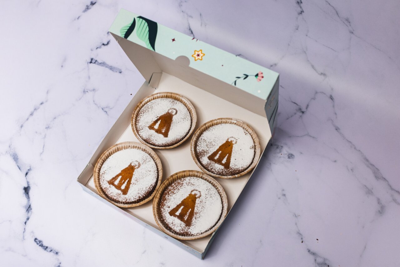 Caja con cuatro galletas decoradas con azúcar en polvo