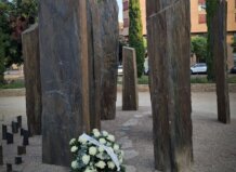 Torrent celebrará un homenaje por el 20 aniversario del accidente de metro del 3 de julio de 2006 Monumento en Torrent con flores blancas en homenaje a las víctimas del accidente de metro