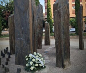 Monumento en Torrent con flores blancas en homenaje a las víctimas del accidente de metro