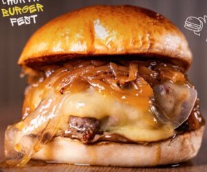 Hamburguesa jugosa con cebolla caramelizada y queso derretido