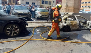 Un incendio fortuito destruye ocho vehículos estacionados en un aparcamiento y obliga a supervisar la chimenea histórica de Meivel