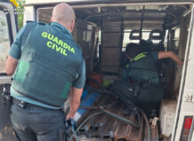La Guardia civil detiene a dos personas por el robo de material ferroviario en Silla Agentes de la Guardia Civil revisando un vehículo en una intervención