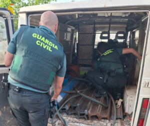 Agentes de la Guardia Civil revisando un vehículo en una intervención