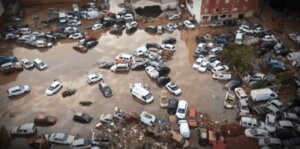 Vista aérea de vehículos dañados por inundaciones en una zona afectada