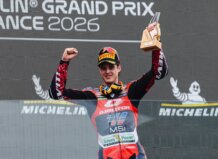 Iván Ortolá firma una gran remontada en Le Mans y logra su primer podio del año en Moto2 Iván Ortolá celebra su primer podio en Moto2 en Le Mans