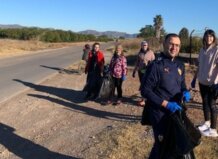 Jornada de ‘plogging’ per l’horta amb senderisme i recollida de residus per a fomentar la sostenibilitat en Foios Participantes en la jornada de plogging recogiendo residuos en Foios