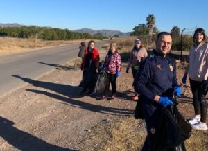 Participantes en la jornada de plogging recogiendo residuos en Foios