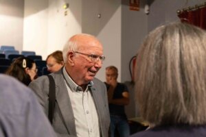 Josep Fontestad, un referente cultural, es homenajeado por su defensa del valenciano.