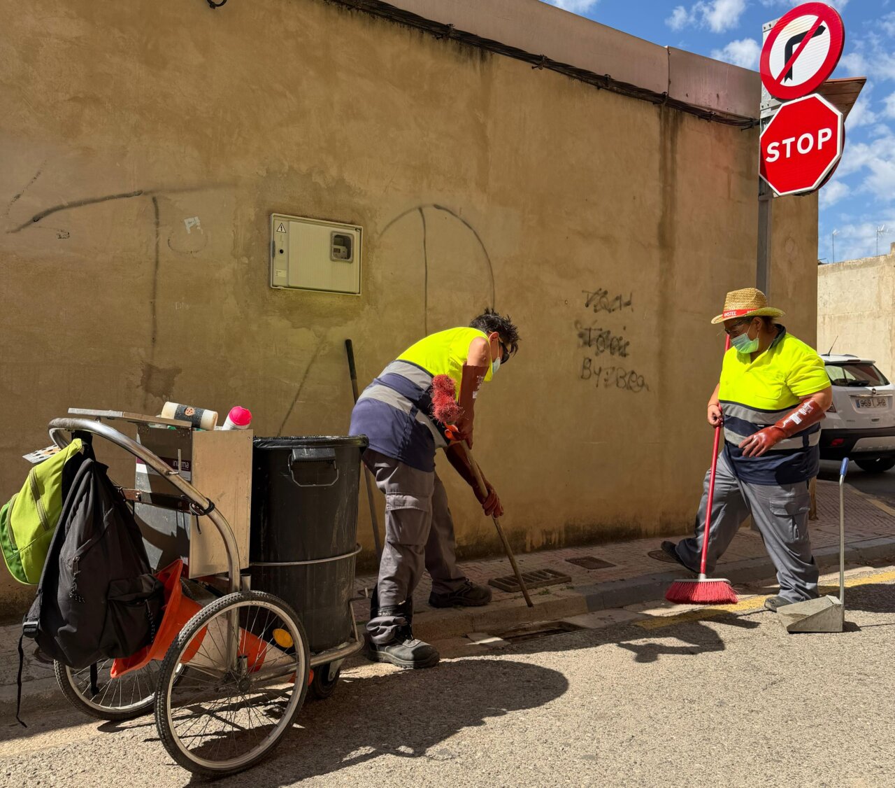 Campaña de limpieza preventiva de imbornales en Silla para evitar inundaciones.