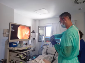 El Hospital de Manises realiza el primer trasplante de microbiota fecal para tratar infecciones intestinales graves