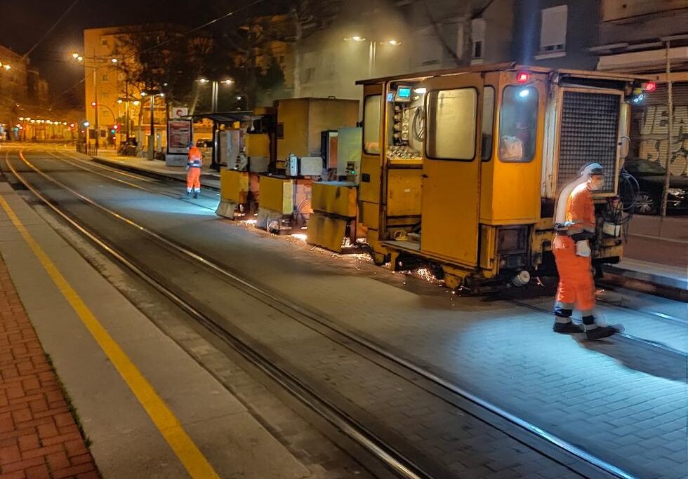 Trabajos de mantenimiento en la vía del tranvía de Metrovalencia durante la noche.