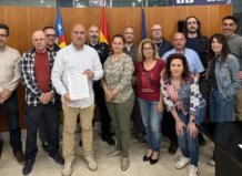 Grupo de personas en el Ayuntamiento de Massamagrell tras la aprobación de la jornada laboral de 35 horas.