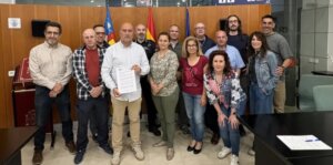 Grupo de personas en el Ayuntamiento de Massamagrell tras la aprobación de la jornada laboral de 35 horas.