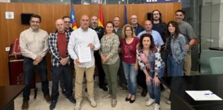 Grupo de personas en el Ayuntamiento de Massamagrell tras la aprobación de la jornada laboral de 35 horas.